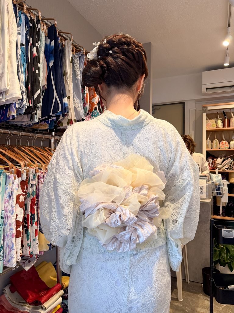히비키 직원에게 유카타 착용 도움을 받는 모습